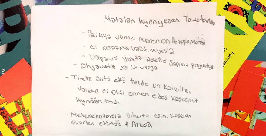 Valkoinen paperi jossa teksti : matalan kynnyksen taidetoiminta. - paikka jonne nuoren on helppo mennä -ei osaamisvaatimuksia -vapaus valita itselle sopivia projekteja -ohjausta ja neuvoja -tieto siitä että taide on kaikille, vaikka ei olisi ennen edes koskenut kynään tms. -mielenkiintoisia aiheita esim. koskien nuorten elämää & arkea. Taustalla värikkäitä Nuori Taide -flyereita.