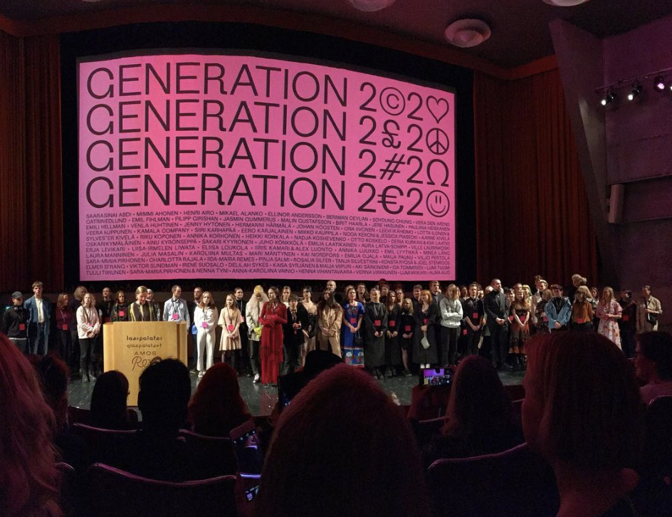 Nuoria taiteilijoita Generation 2020 -taidenäyttelyssä Amos Rex -taidemuseossa