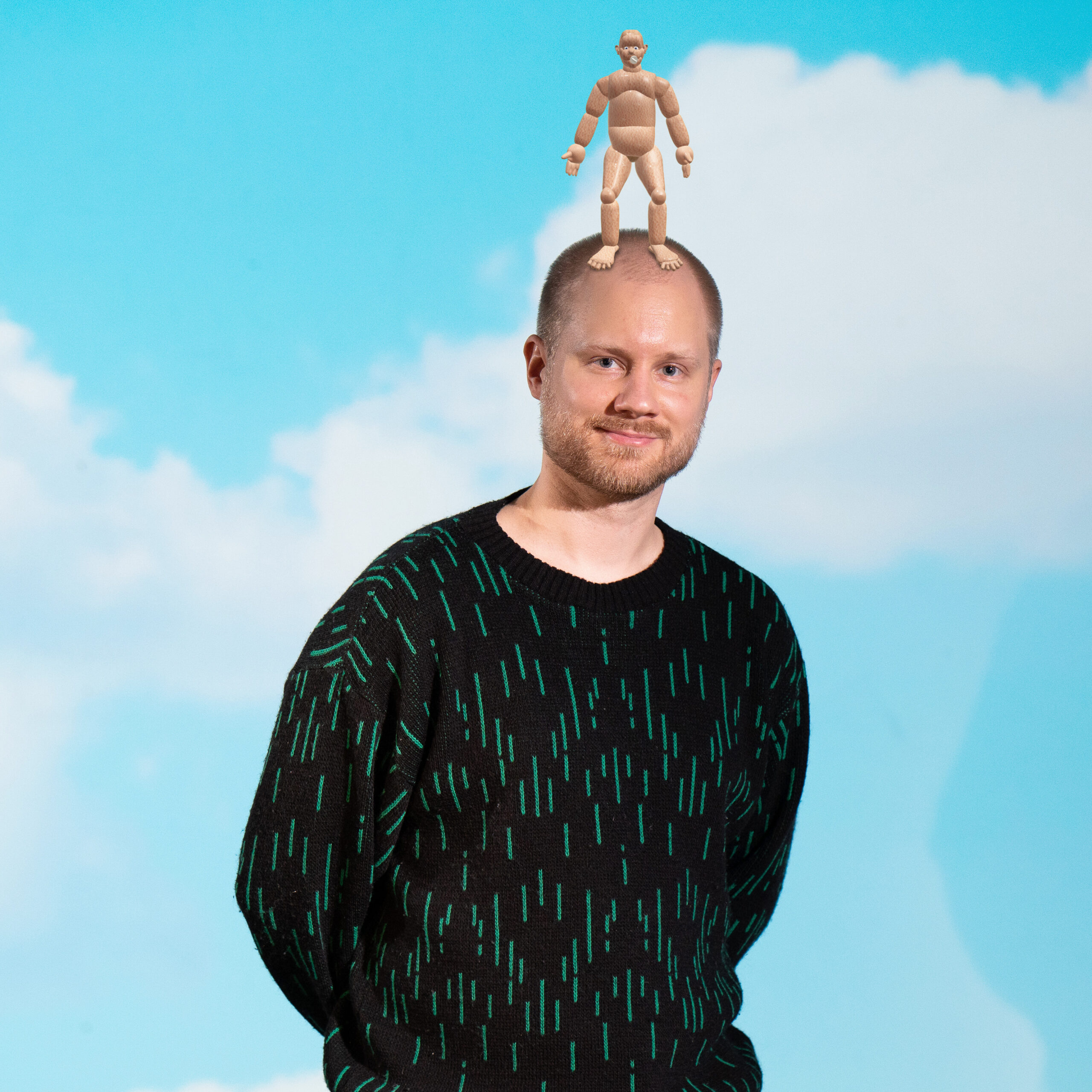 Henkilö seisoo pilivtaivaan edessä ja hänellä on pään päällä puunukke