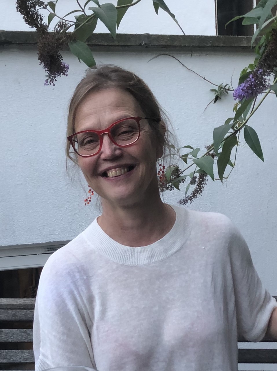 Henkilökuvan henkilö hymyilee kameraa päin