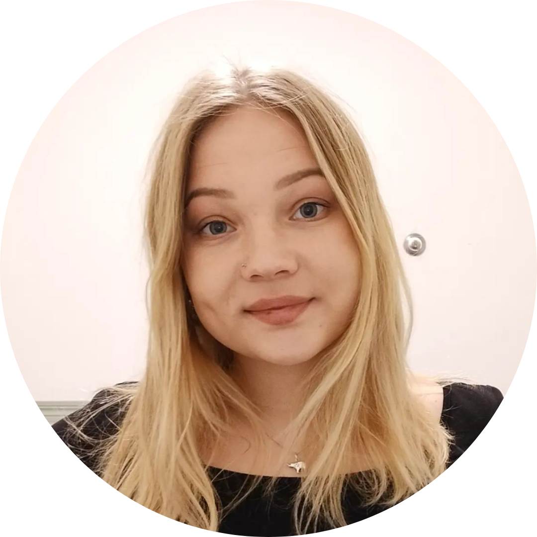 Henkilöstön kuvat Kasvokuva henkilöstä, joka katsoo kuvaajaa ja jolla on pitkät hiukset