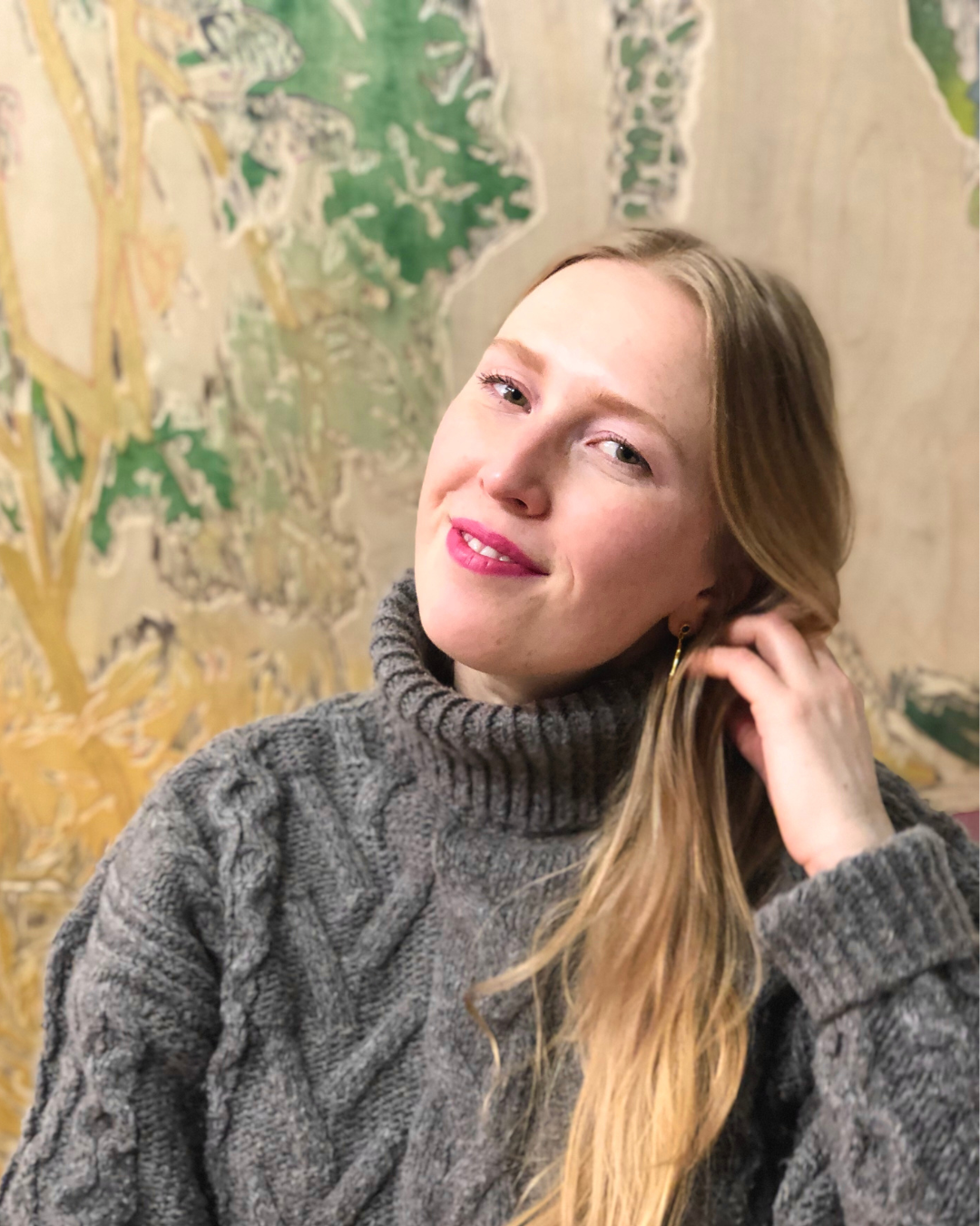 Jenni Niskala Jenni Niskala. Puolikuva henkilöstä, joka katsoo kuvaajaa.