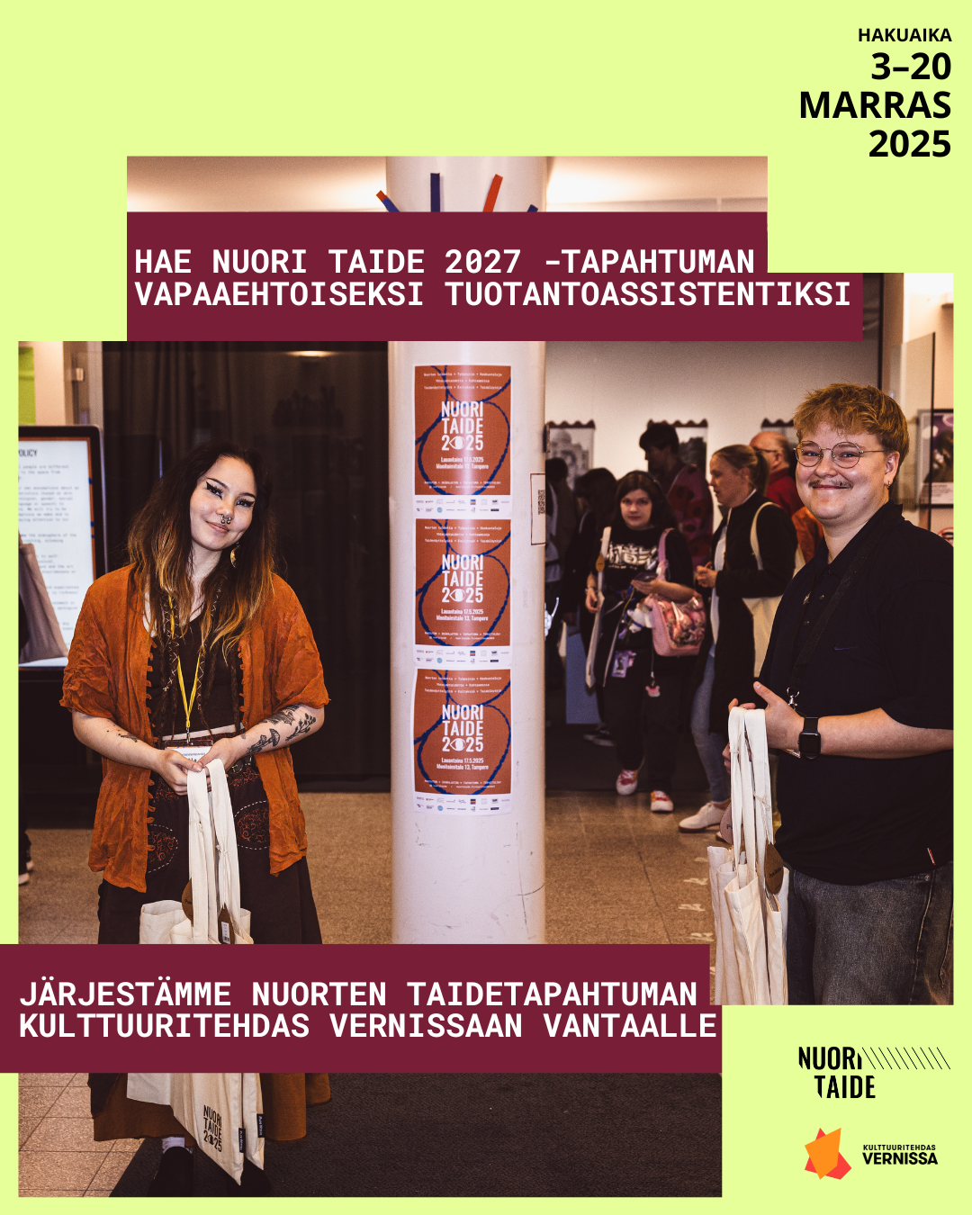 Kaksi henkilöä seisoo sisääntuloaulassa. Taustalla taidetapahtuman kävijöitä