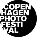 Ympyrässä tekstiä: Copenhagen Photo Festival